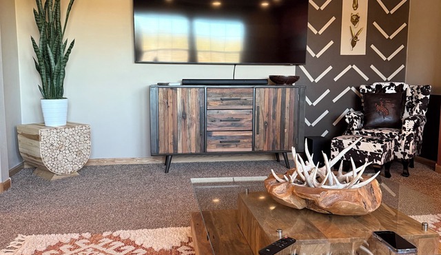 4-bedroom house in enchanting Devils Tower with Hottub and Swim Spa