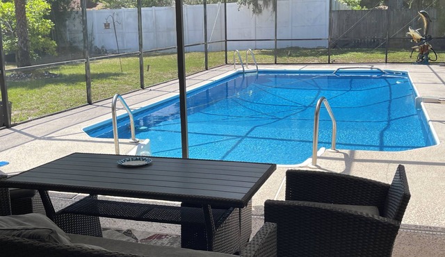 4-bedroom house in lovely Saint Johns with enclosed 16’ X 32’ pool, WiFi, AC