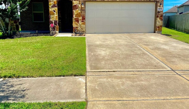 4-bedroom house in welcoming Missouri City with WiFi, AC near NRG Stadium