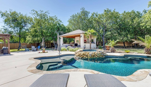 4-bedroom house in San Antonio, close to Sea World and Lackland AFB with pool!