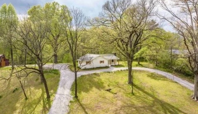 4-bedroom house in wonderful Millington with WiFi, AC- Pond - Barn - 9 acres -