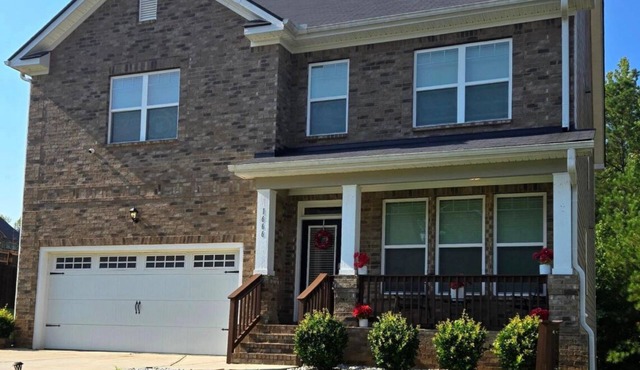 4-bedroom house in wonderful Conyers with AC, fitness room/pool table/bar