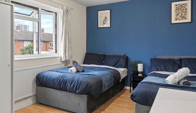 4 bedroom House, Near O2 Greenwich, Contractor and Family Friendly! Sleeps 11!