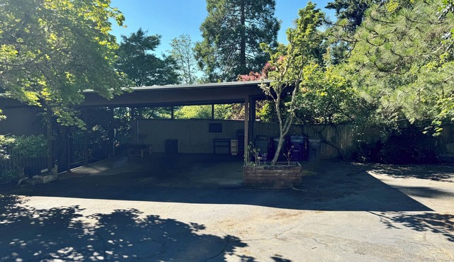 4-bedroom house on 4 peaceful acres in South Eugene with WiFi, AC & EV charging!