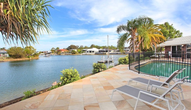 4 bedroom house on canal, private beach, pool and pontoon