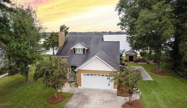 4-bedroom house on beautiful Lake Blackshear! Enjoy your stay!