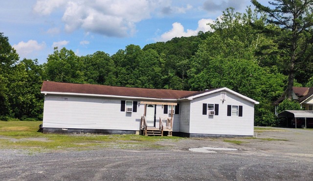 4 bedroom house outside of OakHill sleeps 12 nn