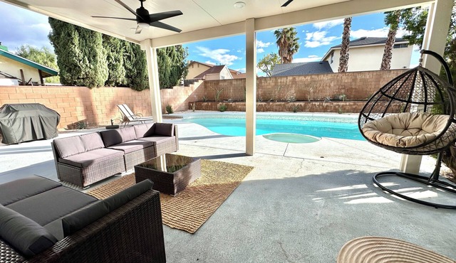 4 Bedroom House, Spa, Pool, BBQ, Six Flags is 9 miles away