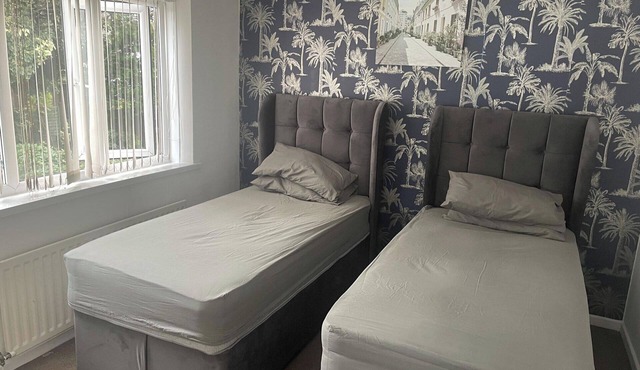 4 Bedroom House - Sleeps 6 - Garden, Bbq, Parking