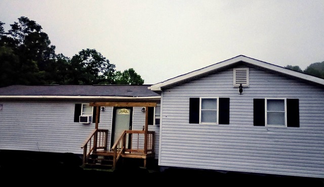 4 bedroom house sleeps 13 with huge backyard right before Ace Adventure resort