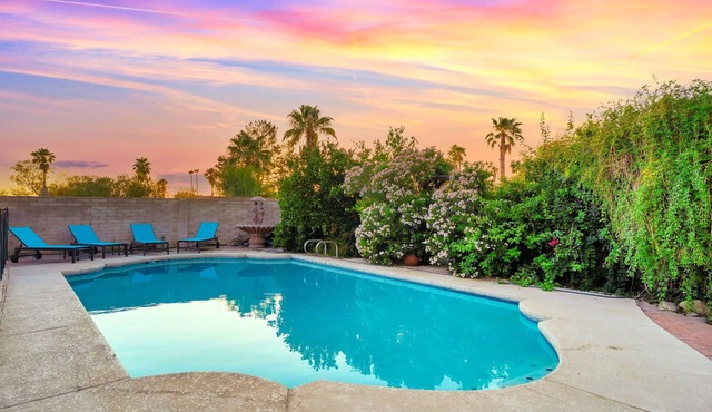 4-bedroom house sleeps 10 in East Tucson with Pool and Game room,
