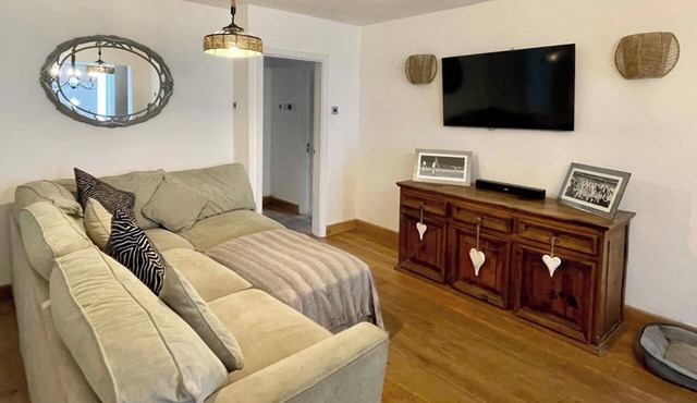 4 Bedroom House, Sleeps 8- Hot Tub, Pets, Parking