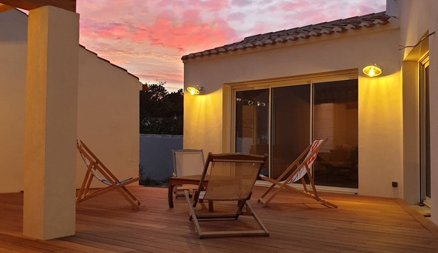 4-bedroom house - sleeps 10, just 300 metres on foot from the beach