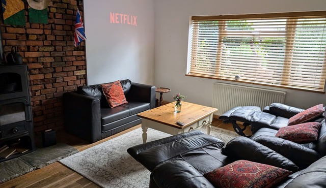 4 bedroom house sleeps14 Garden&Parking - Family Home - AblyLuxuryStays co uk