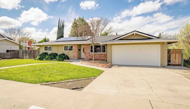 4-bedroom house w/4th room as private separate suite w/POOL