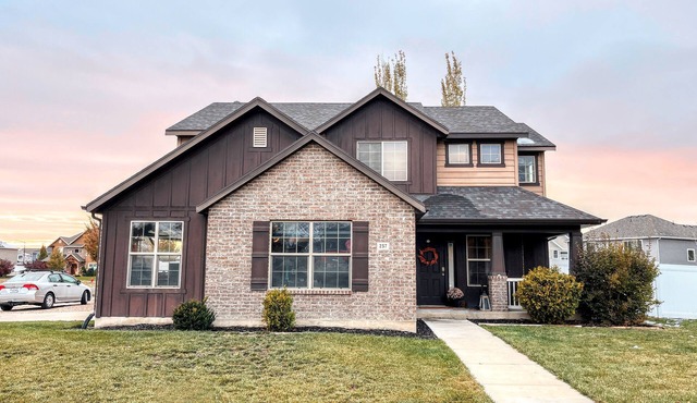 4 Bedroom House w/Garage, Office, Parks, Mountains, Recreation & Shopping