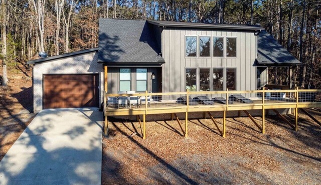 4-Bedroom House with Beautiful Lake View, Sleeps 12 - Quiet & Relaxing