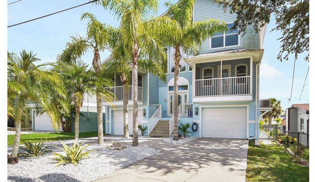 4-bedroom house with water access in New Pt Richey with AC and great amenities