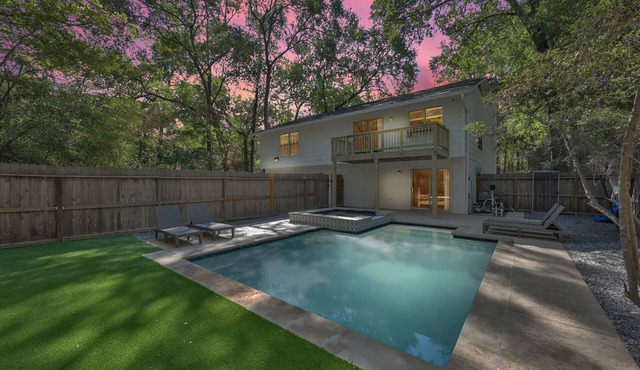4 Bedroom House w/Pool/Hot Tub. Family/Pet Friendly;5 min to Mall/Music/Golf.