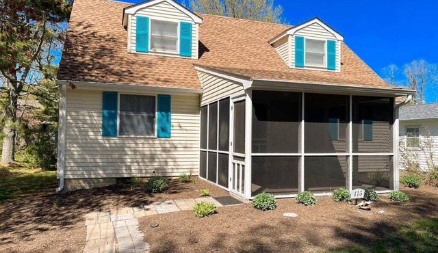 4 Bedroom House with Screened Porch, Sleeps 10