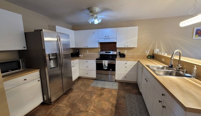 4 Bedroom House with NEWLY BUILT POOL Near Many Beaches