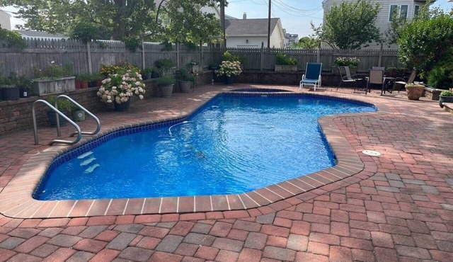 4 bedroom house with pool and backyard on bayside.