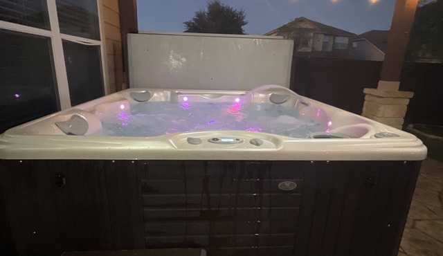 4-bedroom house with AC and WiFi in delightful far west side of San Antonio