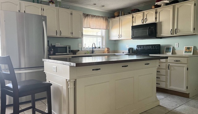 4 Bedroom House with a Pool! 15 minutes from the TPA Airport!