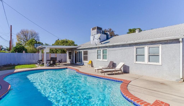 4 bedroom house with a pool