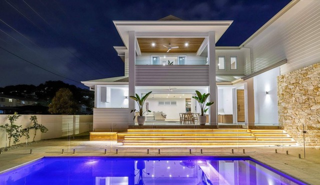 4 Bedroom House with AirCon & Pool, Walk to Beach