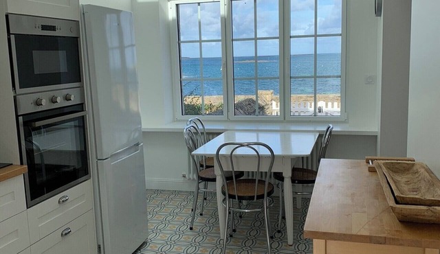 4 bedroom house with character facing the sea, 5m beach access