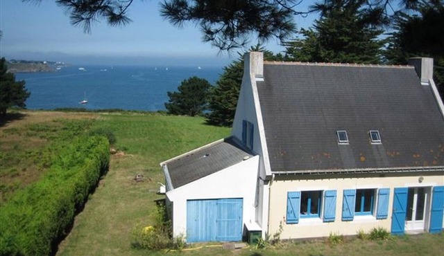4-bedroom house with sea view, garden, and pets allowed 50m from the beach