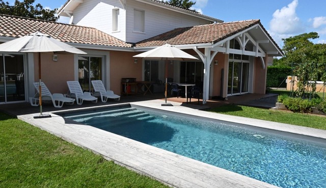 4-bedroom house with pool, 8 min from Sanguinet Lake