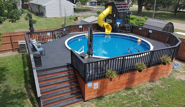 4 bedroom house with game room, pool, hot tub, & fire pit near Lake Bloomington