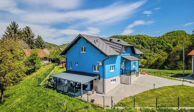 4 - Bedroom House With Hot Tub & Sauna, Desinić, Croatia