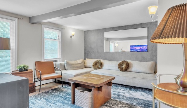 4-bedroom house with Hot Tub in Norwich and 13 minutes to Mohegan and Foxwoods