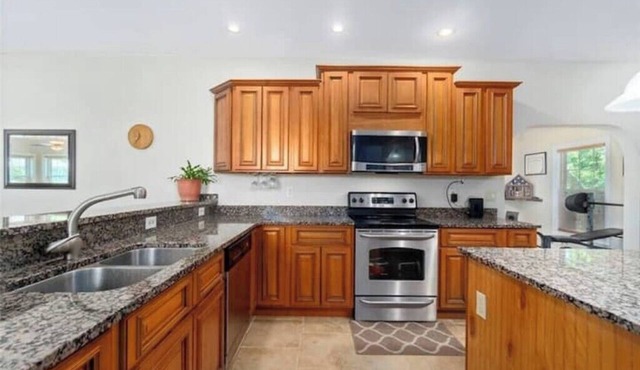 4 Bedroom house with POOL, 5 mins. walk to BEACH!n