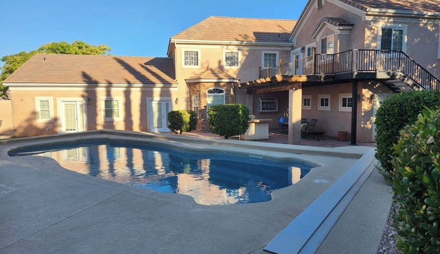 4-bedroom house with Pool, WiFi and AC close to Lake Powell and Antelope Canyon.