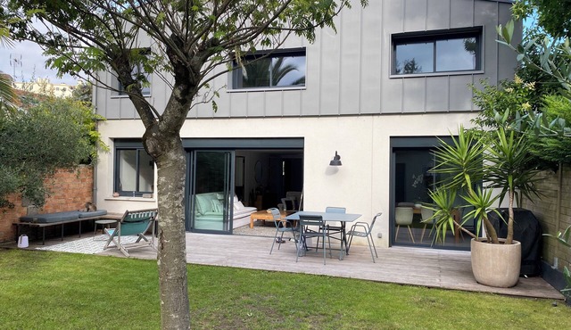 4 bedroom house with swimming pool close to the city center.