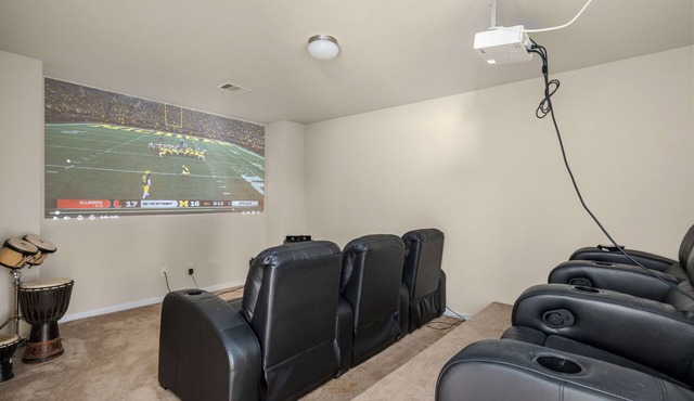 4 bedroom house with theatre! 10 minutes from Six Flags Hurricane Harbor!