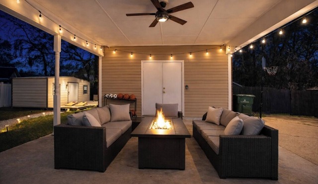 4 Bedroom House with Fast Wifi, Game Room, Fireplace, 2 King Beds, Grill, Office