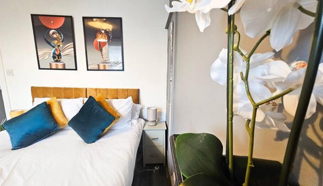 4 bedroom Hse close to Riverside