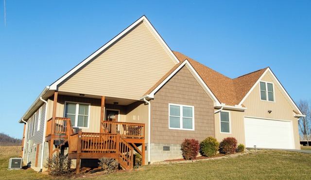 4-bedroom in Hendersonville/Game Room & Pool Table with Gorgeous Mountain Views