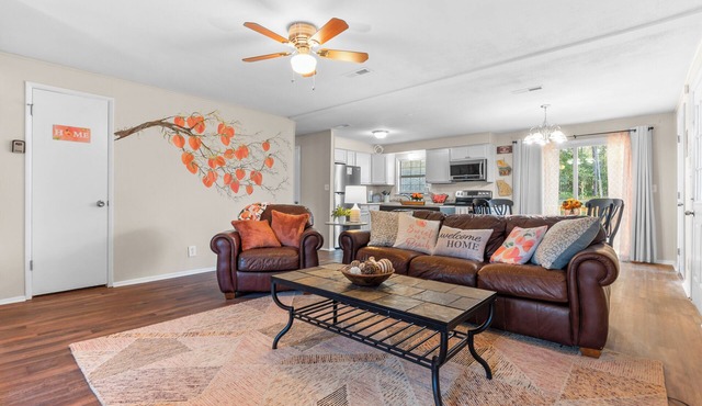 4 bedroom, King Bed, 4 min to Fairgrounds, TVs in all Rooms