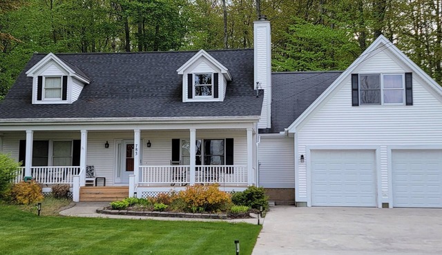 4-bedroom lake house with AC and WiFi in lovely Lake Leelanau, on the Narrows