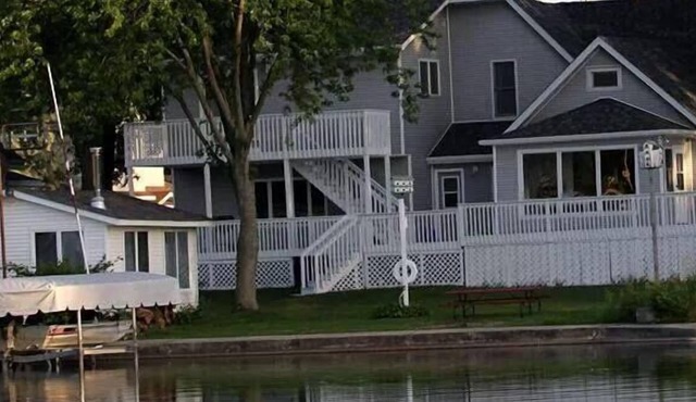 4 Bedroom Lake House With Spacious Deck To Relax And View The Lake