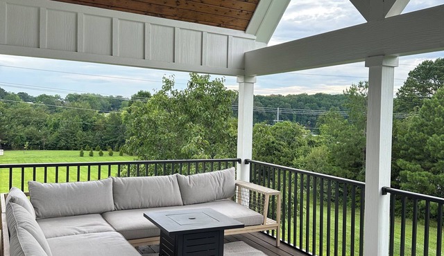 4-bedroom Lake house in Twin Creeks Winchester TN with Lakeview's, hot tub, pool