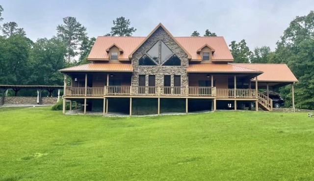 4-bedroom Lakehouse literally a minute to Grenada Lake Salt Water Pool Beautiful