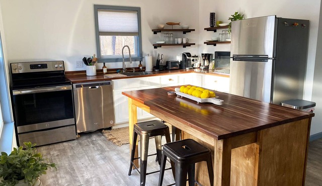 4 Bedroom Lakehouse w/Hot Tub, Firepit, & Game Room