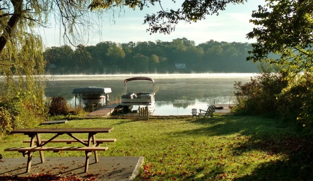 4-Bedroom Lakehouse with Hottub and Sand Beach - Pet Friendly!